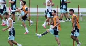 Leo Messi juega el partido que convirtió en Dios a Maradona