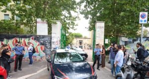 Un estudiante de 13 años apuñala a su profesora en Roma y graba el ataque