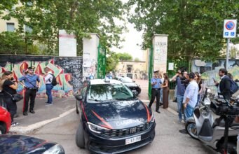 Un estudiante de 13 años apuñala a su profesora en Roma y graba el ataque