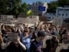 Miles de personas protestan en varias ciudades de Ucrania contra la destitución del ministro de Defensa