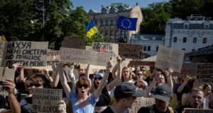 Miles de personas protestan en varias ciudades de Ucrania contra la destitución del ministro de Defensa