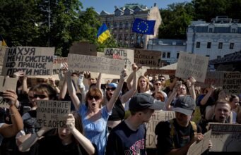 Miles de personas protestan en varias ciudades de Ucrania contra la destitución del ministro de Defensa