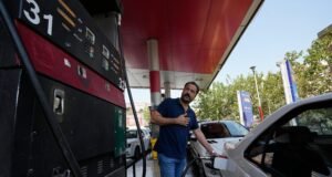 Colas en las gasolineras y miedo a las subidas de precios en Irán: “Cada día somos más pobres”