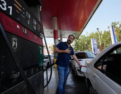 Colas en las gasolineras y miedo a las subidas de precios en Irán: “Cada día somos más pobres”