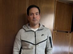 Marco Rubio posa en el avión rumbo a China con el chándal que vestía Maduro en su captura