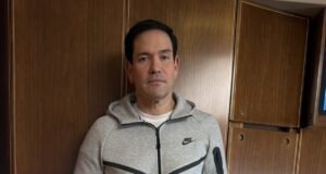Marco Rubio posa en el avión rumbo a China con el chándal que vestía Maduro en su captura