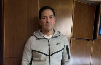 Marco Rubio posa en el avión rumbo a China con el chándal que vestía Maduro en su captura