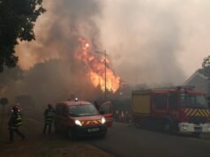 Francia lucha contra tres grandes incendios activos en el sur del país
