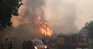 Francia lucha contra tres grandes incendios activos en el sur del país