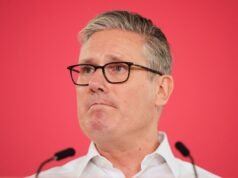Starmer se aferra a la promesa de un mayor acercamiento a la UE para frenar la rebelión laborista que pide su dimisión