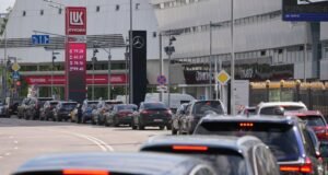La crisis del combustible se agudiza en Rusia: colas enormes y racionamiento en las gasolineras por todo el país