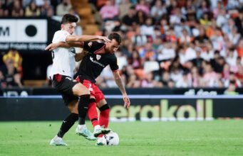 Javi Guerra sostiene al Valencia
