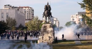El hartazgo de los jóvenes en Albania frente a la clase dirigente vuelve a estallar en las calles