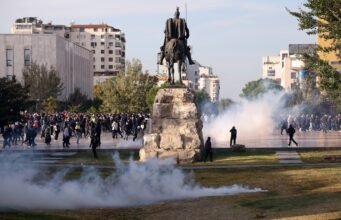 El hartazgo de los jóvenes en Albania frente a la clase dirigente vuelve a estallar en las calles