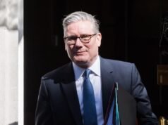 Starmer reúne a su Gobierno bajo una fuerte presión para que dimita ya