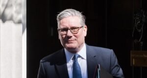 Starmer reúne a su Gobierno bajo una fuerte presión para que dimita ya