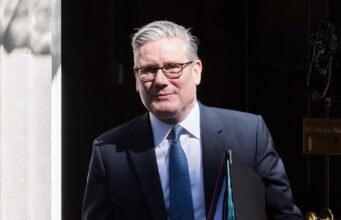 Starmer reúne a su Gobierno bajo una fuerte presión para que dimita ya