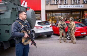 Un exmilitar asesina a tiros a seis personas en Kiev