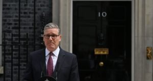 Starmer deja la política doméstica seis semanas después de su precipitada salida del poder