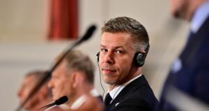 Fundido a negro y disculpas a los espectadores por mentir: el Gobierno de Hungría corta la emisión de la televisión de Orbán