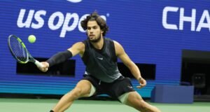 Shelton se impone a Alcaraz en un duelo vibrante y alcanza las semifinales del US Open