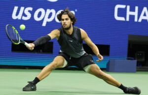 Shelton se impone a Alcaraz en un duelo vibrante y alcanza las semifinales del US Open