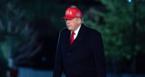 Trump ataca al Papa y dice que “debería dejar de complacer a la izquierda radical”