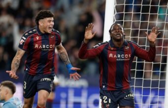 El Levante remonta un 0-2 en contra y sueña con la permanencia