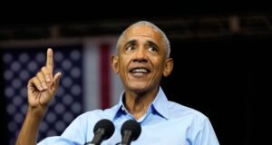 Obama regresa a la batalla electoral: arremete con dureza contra “la indecencia” de Trump y contra “la crueldad” de Ramaswamy