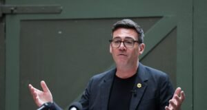 El favorito a primer ministro británico, Andy Burnham, promete un “cambio radical” en el Reino Unido: “El sistema está roto”