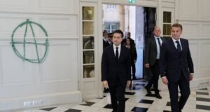 El Gobierno francés concede a los estudiantes algunas de sus reivindicaciones para rebajar la tensión