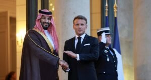 Macron anuncia tres parques “como Disneyland” en París financiados por Arabia Saudí