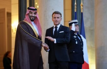 Macron anuncia tres parques “como Disneyland” en París financiados por Arabia Saudí