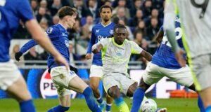 La hazaña de Doku enmienda el desastre de Guéhi en el City, que empata contra el Everton