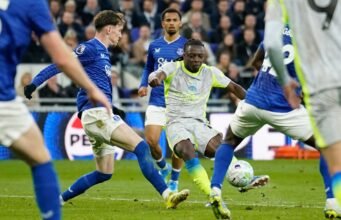 La hazaña de Doku enmienda el desastre de Guéhi en el City, que empata contra el Everton