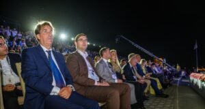 Tres millonarios quieren ser el ‘papa’ del ajedrez, con la sombra de Rusia en el fondo