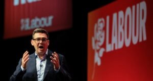 Andy Burnham no descarta estudiar un futuro reingreso del Reino Unido en la UE