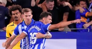El Alavés, lanzado, se hace fuerte ante el Villarreal