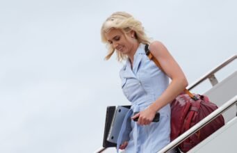 La Casa Blanca se abalanza contra un senador demócrata por hablar de Natalie Harp, la “impresora humana” de Trump