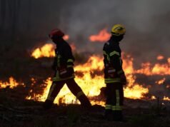 El fuego del suroeste de Francia gana terreno y obliga a nuevas evacuaciones masivas