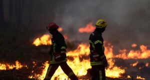 El fuego del suroeste de Francia gana terreno y obliga a nuevas evacuaciones masivas