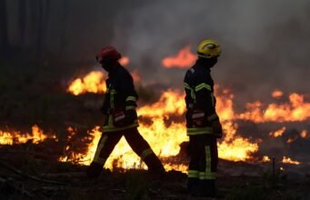 El fuego del suroeste de Francia gana terreno y obliga a nuevas evacuaciones masivas