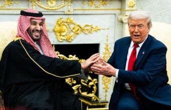 Trump autoriza un pacto nuclear que permitirá a Arabia Saudí enriquecer uranio