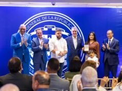 Abinader entrega primer pasaporte electrónico a dominicanos en NY