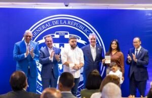Abinader entrega primer pasaporte electrónico a dominicanos en NY