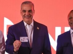 Abinader recibe la nueva licencia de conducir