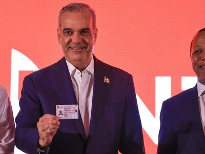 abinader-recibe-la-nueva-licencia-de-conducir-098db1c4-focus-0.17-0.64-400-300