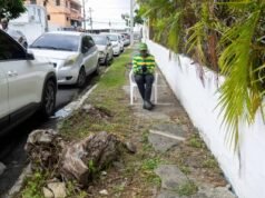 Acera levantada pone en riesgo a peatones en Los Jardines