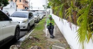Acera levantada pone en riesgo a peatones en Los Jardines