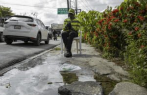 Buenaventura Freites:Aceras dañadas y fuga de agua dificultan tránsito